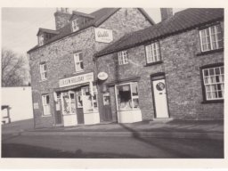 Stockill_001_Holliday_shop_front